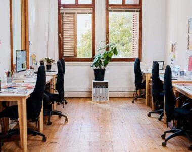 Ruang Kerja Kecil Terlihat Luas