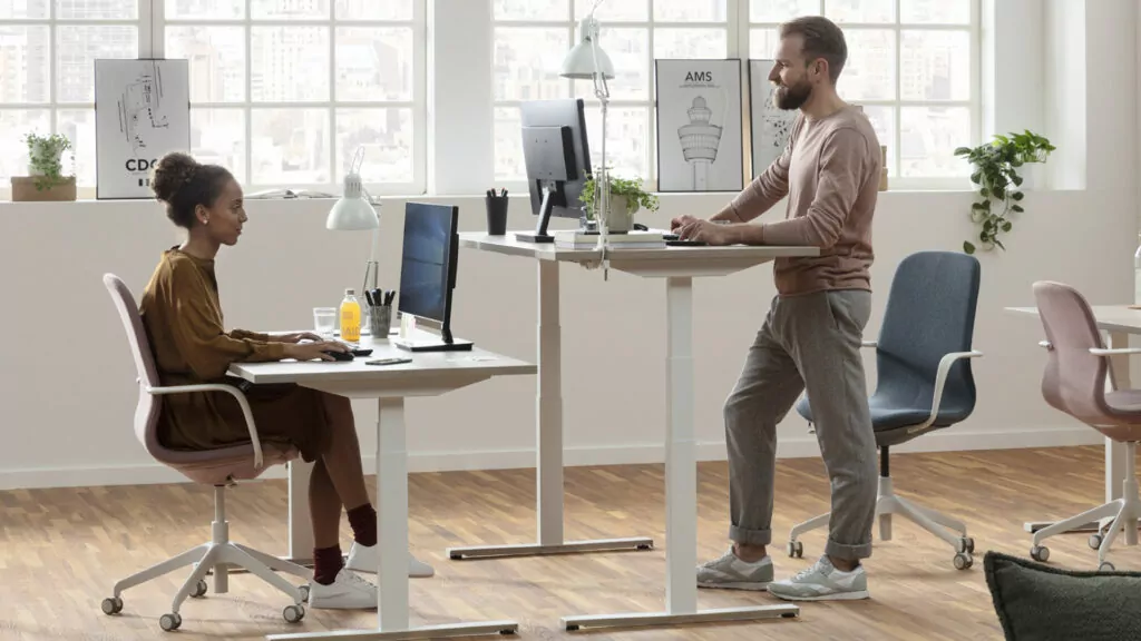 Meja Kantor Konvensional dan Ergonomis