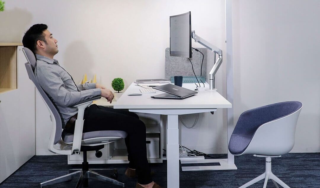 Meja Kantor Konvensional dan Ergonomis