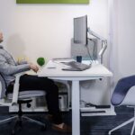 Meja Kantor Konvensional dan Ergonomis
