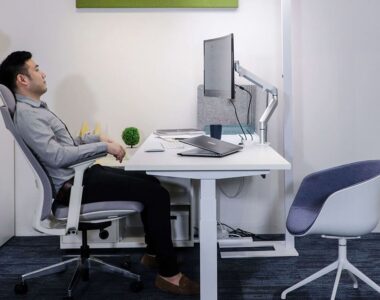 Meja Kantor Konvensional dan Ergonomis