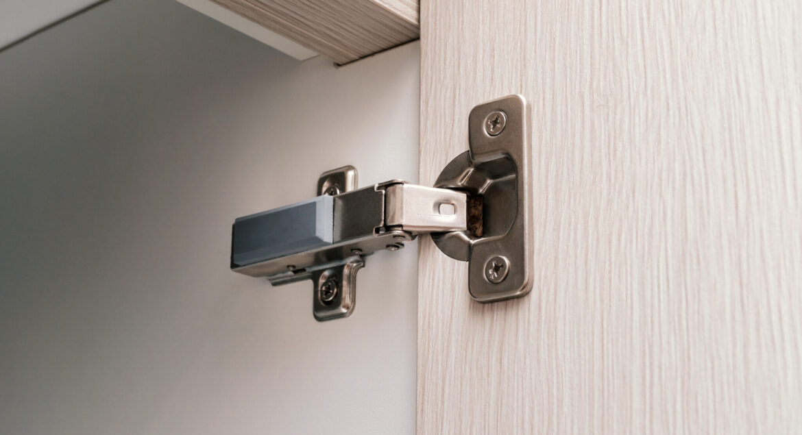 Menghilangkan Bunyi pada Engsel Lemari Kantor