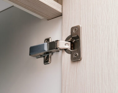 Menghilangkan Bunyi pada Engsel Lemari Kantor