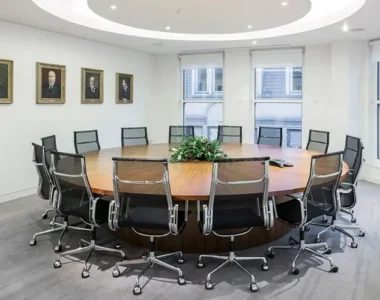 Meja Rapat Bundar vs Persegi