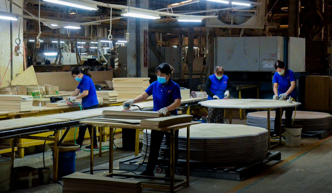 Cara Membaca Spesifikasi Material Furniture Kantor Sebelum Membeli