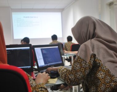 Panduan Mengatur Sudut Pandang Layar Komputer yang Sehat