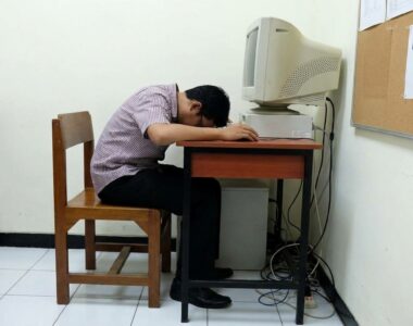 Furniture Kantor yang Tidak Ergonomis