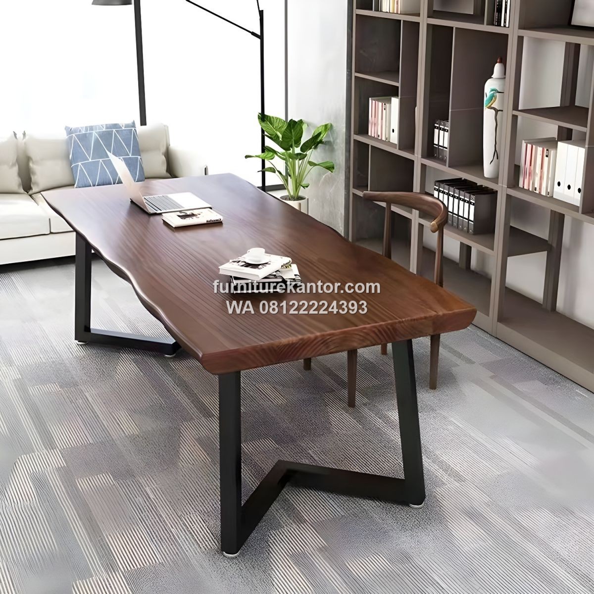 Meja Kantor Rumah dari Kayu Solid Industrial
