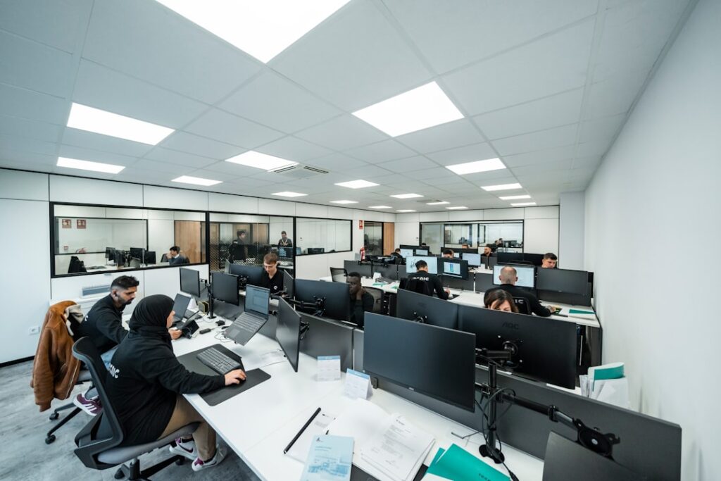 Mengenal Konsep Open Space Office: Kelebihan dan Kekurangan yang Perlu Anda Tahu 2 Konsep Open Space Office, Kelebihan dan Kekurangannya