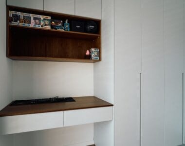 meja kantor L shape vs meja kantor lurus