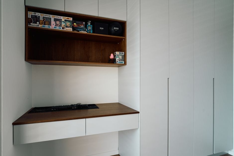 meja kantor L shape vs meja kantor lurus