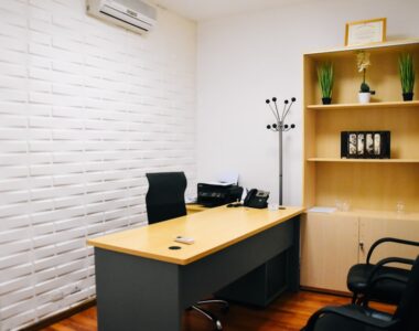 Harga Meja Kantor Terbaru 2026 Berdasarkan Bahan dan Ukuran