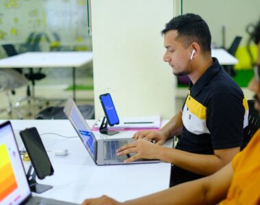 Konsep Kantor Hybrid, Menggabungkan Ruang Kerja Fisik dan Digital
