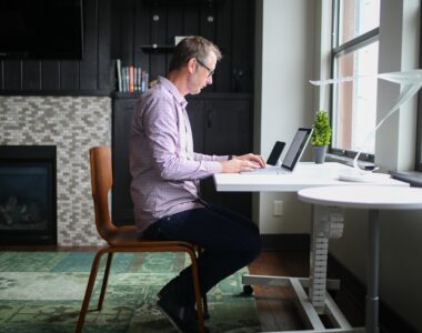 Manfaat Standing Desk bagi Kesehatan Karyawan Kantor