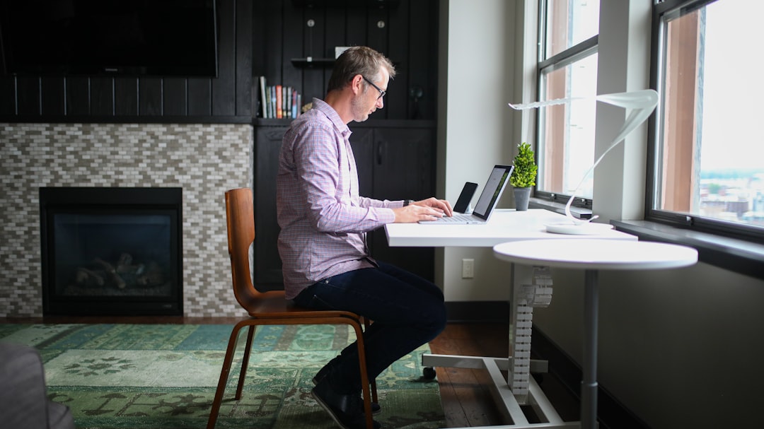 Manfaat Standing Desk bagi Kesehatan Karyawan Kantor