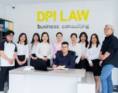 perbedaan meja direktur dan meja staff