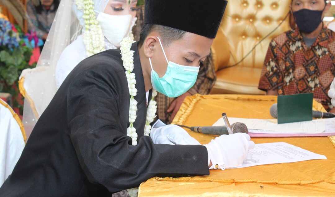 Harga Meja Direktur Mewah, Apa yang Membuatnya Mahal?