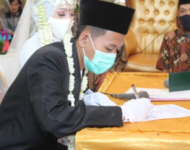 Harga Meja Direktur Mewah, Apa yang Membuatnya Mahal?