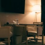 5 Tips Cerdas Memilih Meja Staff yang Sempurna untuk Ruangan Anda