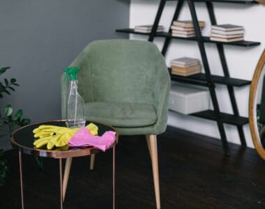cara membersihkan kursi kantor