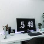 7 Tips Cara Memilih Meja Kantor Minimalis Sesuai Ruangan yang Sempurna untuk Anda