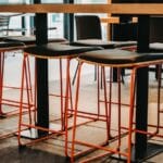 perbedaan kursi bar pantry kantor mesh dan busa