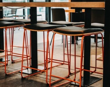 perbedaan kursi bar pantry kantor mesh dan busa