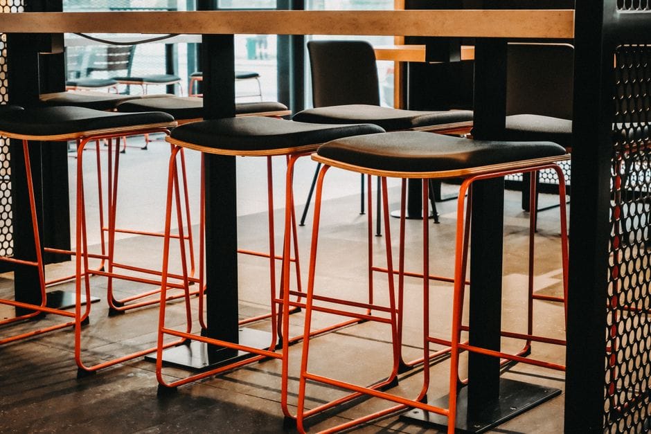 perbedaan kursi bar pantry kantor mesh dan busa