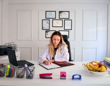 tips mendesain meja direktur untuk ruangan sempit