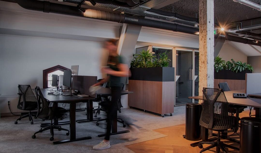 tinggi ideal meja kantor untuk ergonomi