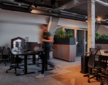 tinggi ideal meja kantor untuk ergonomi