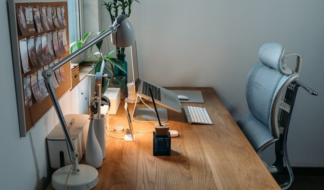 tinggi ideal meja komputer kantor untuk ergonomi