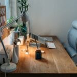 tinggi ideal meja komputer kantor untuk ergonomi