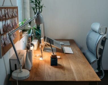 tinggi ideal meja komputer kantor untuk ergonomi