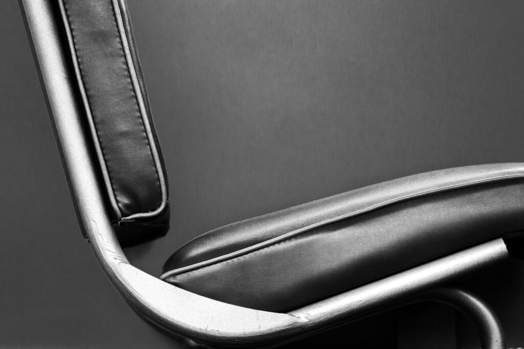 perbedaan kursi kantor minimalis mesh dan busa