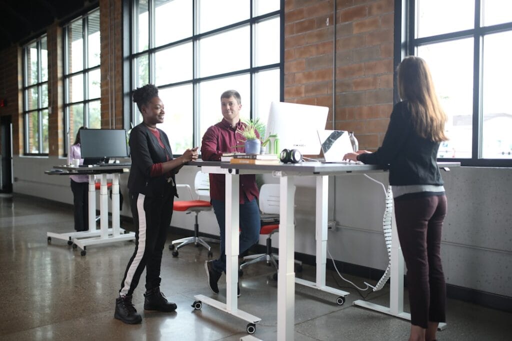 Menemukan Tinggi Ideal Meja Kantor untuk Ergonomi yang Sempurna 3 tinggi ideal meja kantor untuk ergonomi